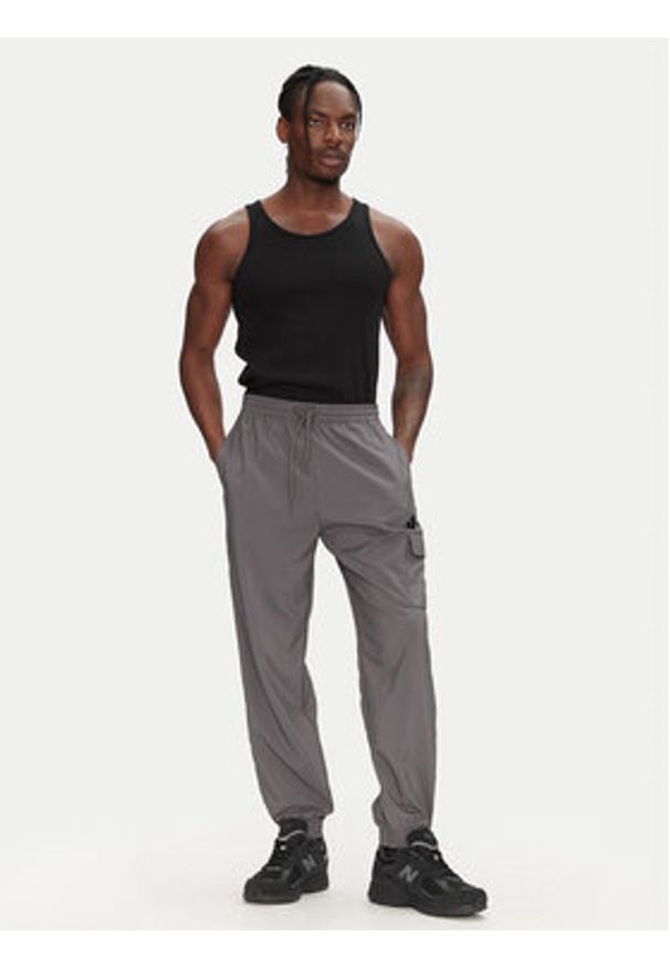 Adidas - adidas Spodnie dresowe Essentials Small Logo JD1822 Szary Regular Fit. Kolor: szary. Materiał: syntetyk