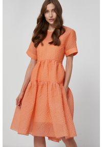 Victoria Victoria Beckham Sukienka kolor pomarańczowy mini rozkloszowana. Kolor: pomarańczowy. Materiał: tkanina. Długość rękawa: krótki rękaw. Typ sukienki: rozkloszowane. Długość: mini #3