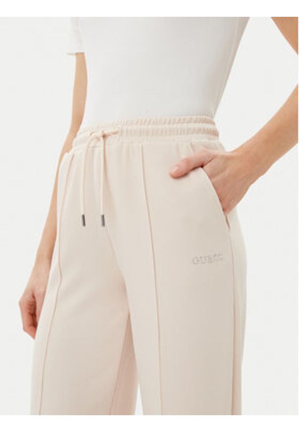 Guess Spodnie dresowe V5RB19 KCOB2 Beżowy Regular Fit. Kolor: beżowy. Materiał: syntetyk, wiskoza
