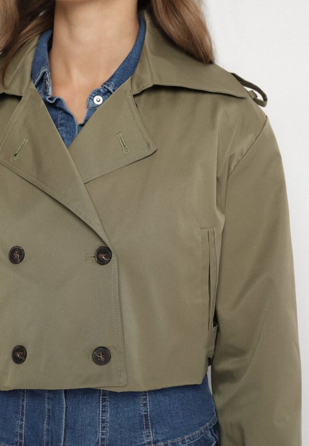 Born2be - Ciemnozielona Kurtka Dwurzędowa w Stylu Krótkiego Trencza z Wiskozy i Bawełny Tirdexis. Okazja: na co dzień. Kolor: zielony. Materiał: wiskoza, bawełna. Długość: krótkie. Styl: elegancki, casual