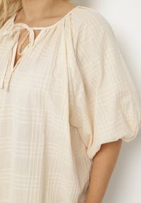 Born2be - Beżowa Bawełniana Sukienka Oversize z Wiązaniem pod Szyją Tolanea. Kolor: beżowy. Materiał: bawełna. Długość rękawa: krótki rękaw. Typ sukienki: oversize #7