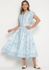 Born2be - Niebieska Rozkloszowana Sukienka Koszulowa z Lnu i Wiskozy z Paskiem Alumera. Typ kołnierza: kołnierzyk klasyczny, dekolt w serek. Kolor: niebieski. Materiał: len, wiskoza. Typ sukienki: koszulowe. Styl: klasyczny #1