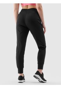 4f - Spodnie treningowe szybkoschnące damskie - czarne. Kolor: czarny. Materiał: dzianina, włókno, materiał, elastan, syntetyk. Wzór: jednolity, ze splotem. Sport: fitness