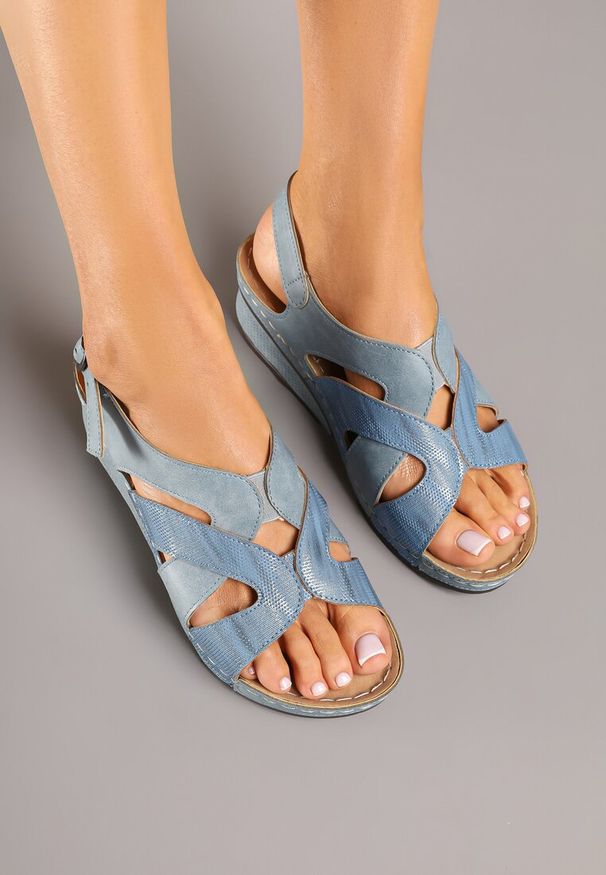 Born2be - Niebieskie Sandały Vices z Ozdobnymi Paskami Oviama. Okazja: na co dzień. Zapięcie: pasek. Kolor: niebieski. Styl: elegancki, casual