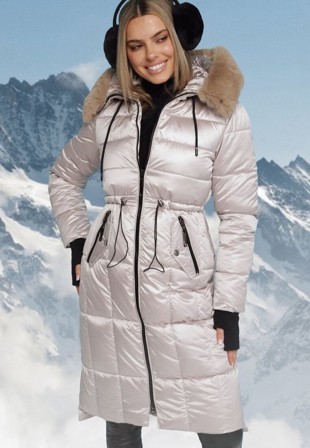 Born2be - Jasnobeżowa Pikowana Kurtka z Kapturem z Futerkiem z Możliwością Odpięcia Ściągana w Talii Ravanna. Okazja: na co dzień. Typ kołnierza: kaptur. Kolor: beżowy. Materiał: futro. Styl: casual, elegancki