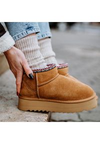 Camelowe skórzane ciepłe zimowe mukluki, eskimoski T.Sokolski 530. Okazja: na spacer, na co dzień. Nosek buta: okrągły. Materiał: zamsz, skóra. Szerokość cholewki: normalna. Sezon: zima. Obcas: na platformie. Styl: elegancki, casual, klasyczny #1