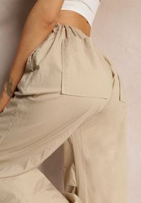 Renee - Beżowe Szerokie Spodnie Spadochronowe ze Stoperami Ranyah. Stan: podwyższony. Kolor: beżowy. Materiał: bawełna, tkanina. Wzór: jednolity, gładki #3