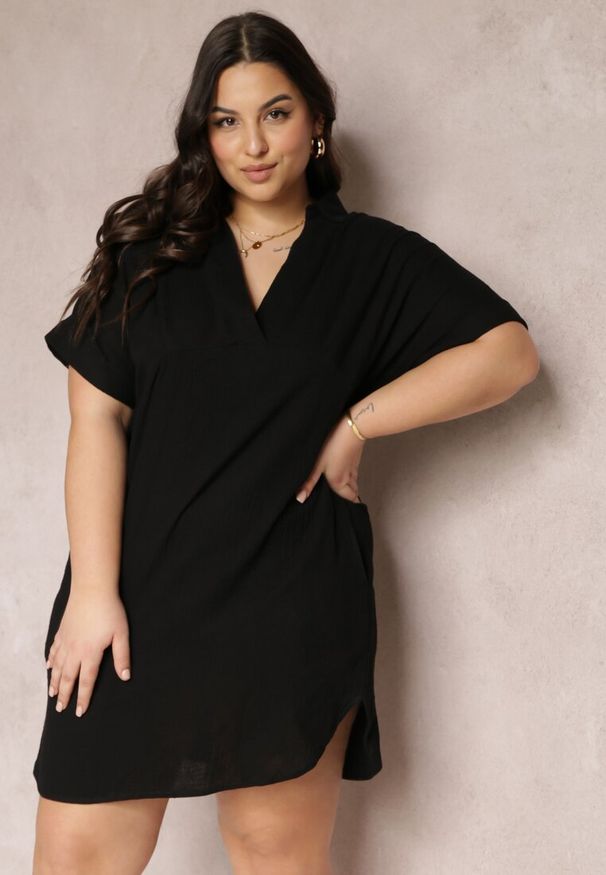 Renee - Czarna Bawełniana Sukienka Mini o Pudełkowym Fasonie z Kołnierzykiem Elealla. Kolekcja: plus size. Kolor: czarny. Materiał: bawełna. Długość rękawa: krótki rękaw. Typ sukienki: dla puszystych. Długość: mini