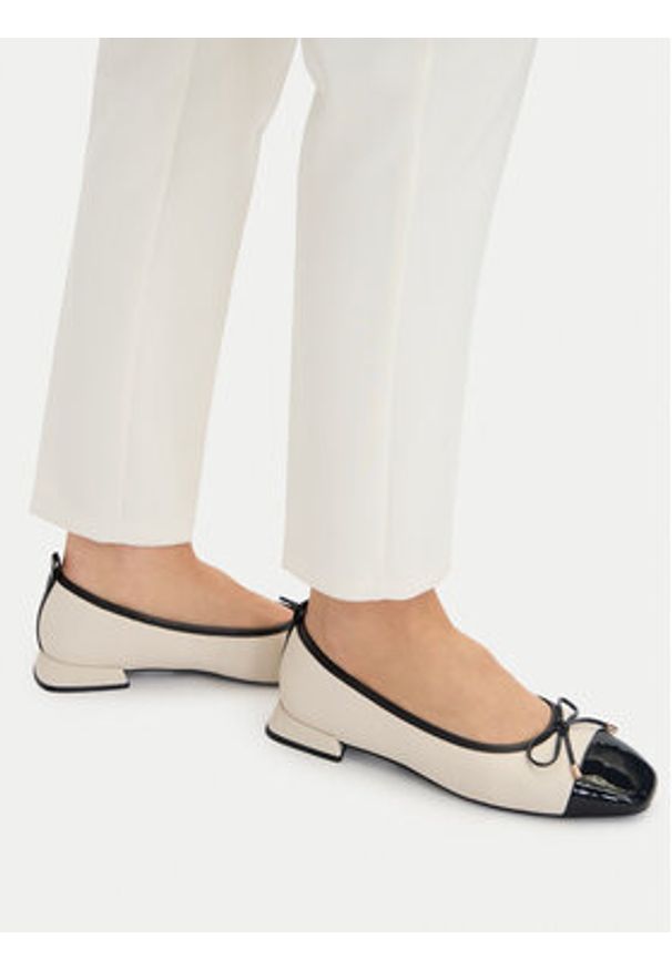 Clarks Półbuty Ubree15 Poppy 26186333 Écru. Kolor: kremowy. Materiał: skóra