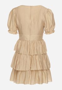 Born2be - Beżowa Sukienka o Rozkloszowanym Kroju z Bufiastymi Rękawami i Falbankami Elfea. Typ kołnierza: kołnierz z falbankami. Kolor: beżowy. Materiał: włókno. Styl: klasyczny #5