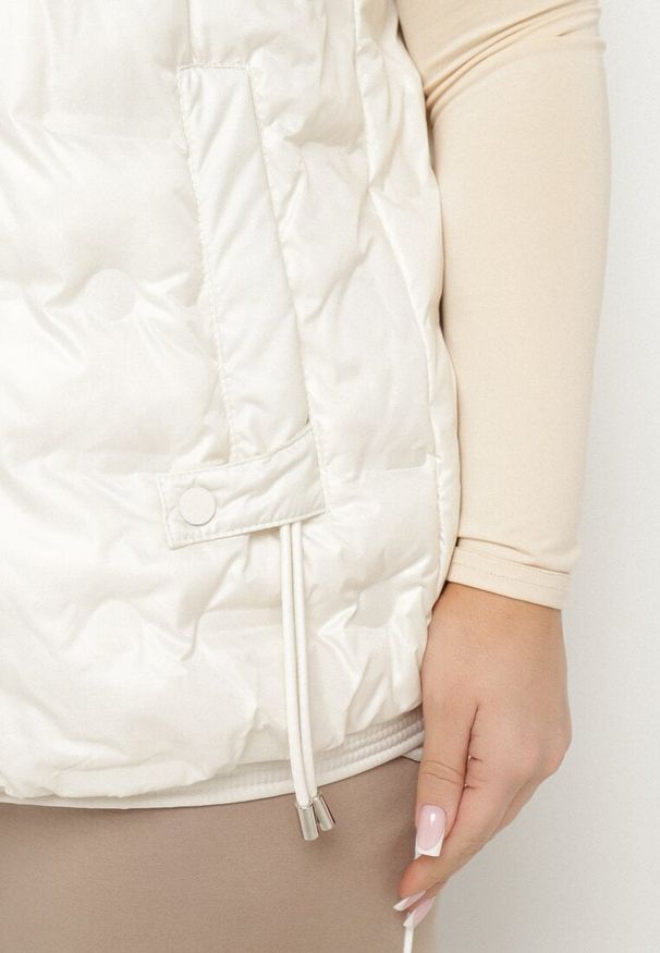 Born2be - Jasnobeżowa Pikowana Kamizelka z Kapturem i Ściągaczem w Talii Evelbia. Okazja: na spacer. Typ kołnierza: kaptur. Kolekcja: plus size. Kolor: beżowy. Materiał: jeans. Wzór: aplikacja. Styl: klasyczny, elegancki