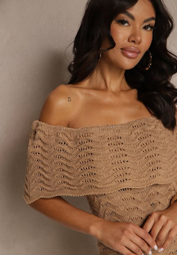 Renee - Ciemnobeżowa Sukienka Hiszpanka z Ażurowej Tkaniny z Ozdobnym Dekoltem Filadella. Okazja: na spacer, na co dzień, na imprezę. Typ kołnierza: dekolt hiszpanka. Kolor: beżowy. Materiał: tkanina. Wzór: ażurowy. Sezon: lato. Styl: casual