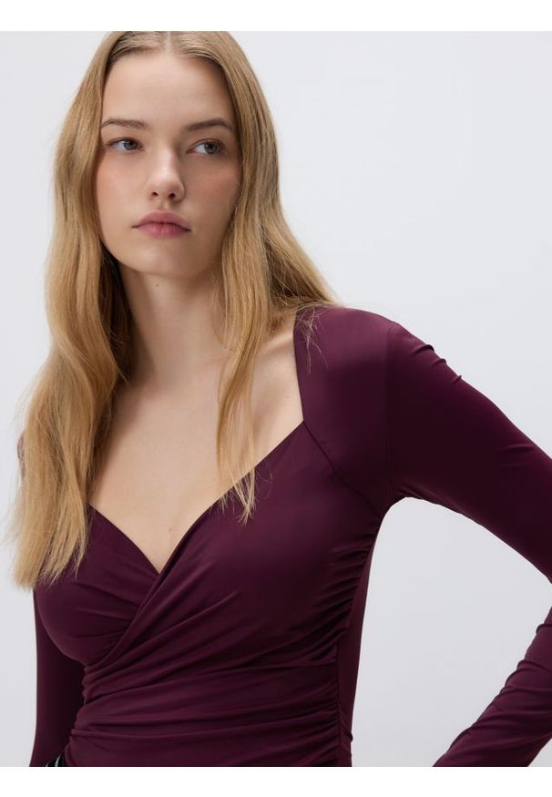Reserved - Drapowana bluzka - ciemnofioletowy. Kolor: fioletowy. Materiał: dzianina