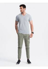 Ombre Clothing - Klasyczna męska bawełniana koszulka z dekoltem w serek BASIC – szary melanż V16. Typ kołnierza: dekolt w serek. Kolor: szary. Materiał: bawełna. Wzór: melanż. Styl: klasyczny #6