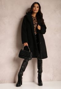 Renee - Czarny Płaszcz Futrzany Teddy Karli. Okazja: na co dzień. Kolor: czarny. Materiał: futro. Długość rękawa: długi rękaw. Długość: długie. Sezon: zima. Styl: casual