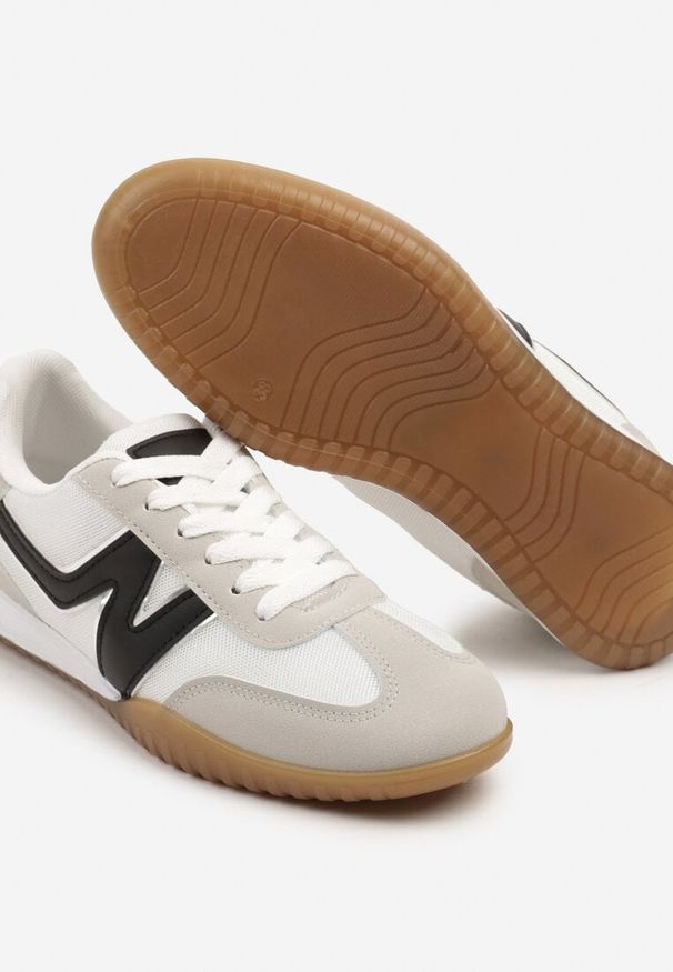 Born2be - Biało-Czarne Sneakersy Tenisówki z Ozdobną Boczną Naszywką Ranilsa. Okazja: na co dzień. Kolor: biały. Materiał: jeans. Wzór: aplikacja. Obcas: na płaskiej podeszwie