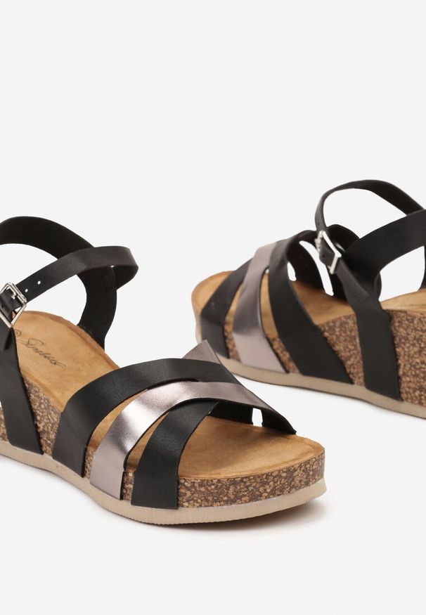 Renee - Czarno-Brązowe Sandały na Koturnie Imitującym Korek z Ozdobnymi Paskami Vikiriona. Nosek buta: otwarty. Zapięcie: pasek. Kolor: czarny. Materiał: jeans. Sezon: lato. Obcas: na koturnie. Styl: boho