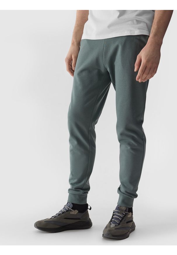 4f - 4F Spodnie dresowe joggery męskie - khaki XXL. Kolor: oliwkowy, brązowy, wielokolorowy. Materiał: dresówka. Wzór: gładki, jednolity, ze splotem