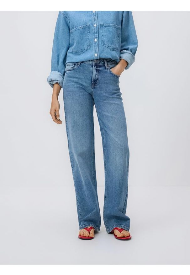 Reserved - Jeansy straight ze średnim stanem - niebieski. Kolor: niebieski