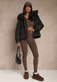 Renee - Czarna Oversizowa Kurtka Puffer z Kapturem i Naszywką przy Rękawie Azine. Okazja: na co dzień. Typ kołnierza: kaptur. Kolor: czarny. Materiał: dzianina, jeans. Wzór: aplikacja. Styl: casual #3