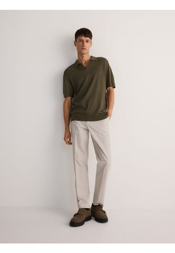 Reserved - Sweter polo z lnem - jasny zielony. Typ kołnierza: polo. Kolor: zielony. Materiał: len