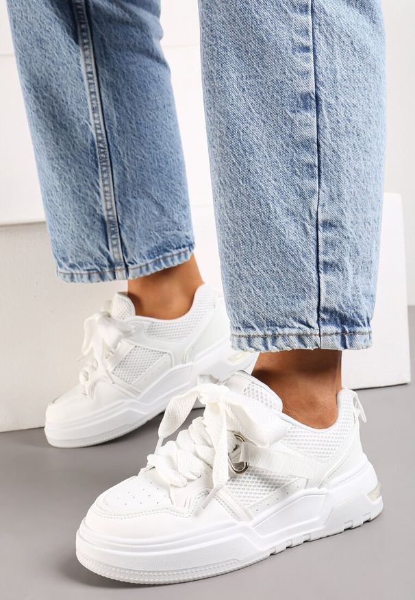 Born2be - Białe Sneakersy z Szerokim Ozdobnym Sznurowaniem Efenizja. Kolor: biały