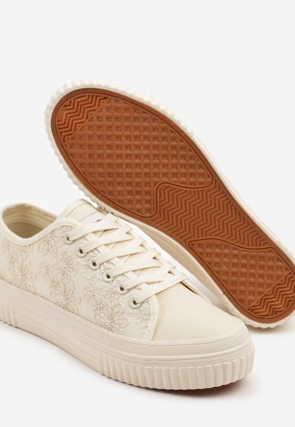 Born2be - Beżowe Casualowe Trampki z Cholewką Zdobioną Haftem Meppna. Okazja: na co dzień. Kolor: beżowy. Materiał: jeans. Szerokość cholewki: normalna. Wzór: aplikacja, haft. Obcas: na płaskiej podeszwie. Styl: casual