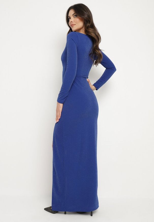 Born2be - Granatowa Koktajlowa Sukienka z Kopertowym Dekoltem Metaliczną Nitką i Rozcięciem Emirielle. Okazja: na imprezę. Kolor: niebieski. Długość rękawa: długi rękaw. Typ sukienki: kopertowe. Styl: wizytowy