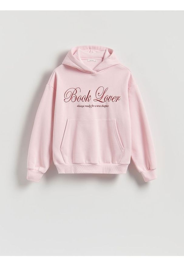 Reserved - Bluza z haftowanym napisem - pastelowy róż. Kolor: różowy. Materiał: bawełna. Wzór: napisy, haft