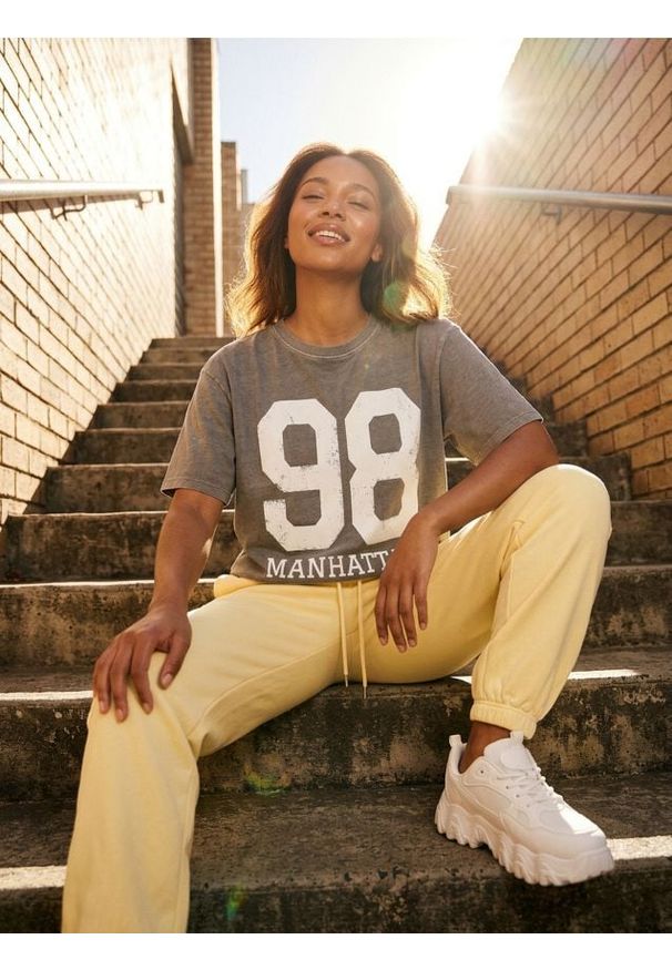 Sinsay - Koszulka z krótkim rękawem - szary. Kolor: szary. Długość rękawa: krótki rękaw. Długość: krótkie