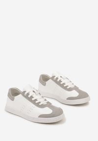 Born2be - Białe Sznurowane Sneakersy ze Skóry z Ozdobnymi Przeszyciami Norina. Kolor: biały. Materiał: skóra