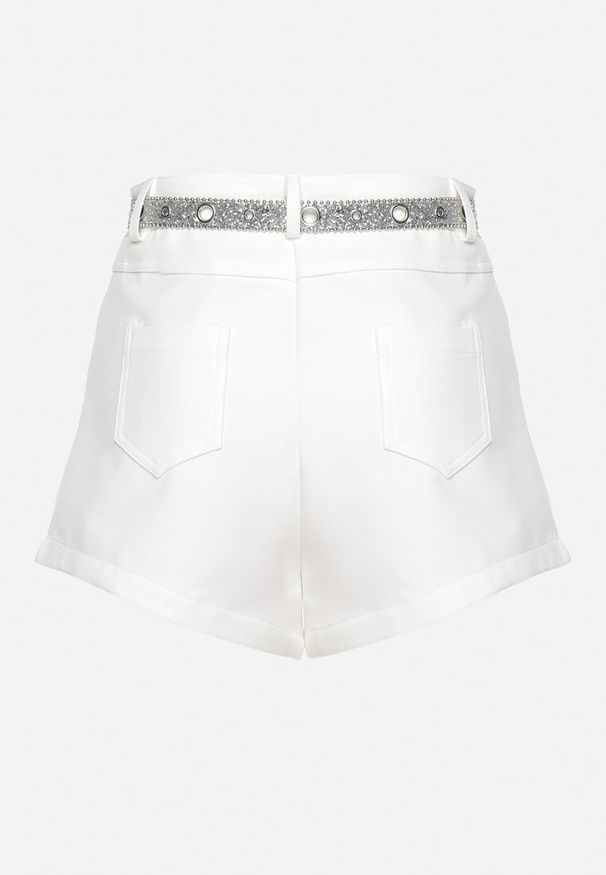 Born2be - Białe Szorty z Wysokim Stanem z Brokatowym Paskiem na Klamrę Jlinna. Okazja: na co dzień. Stan: podwyższony. Kolor: biały. Styl: wizytowy, casual, elegancki