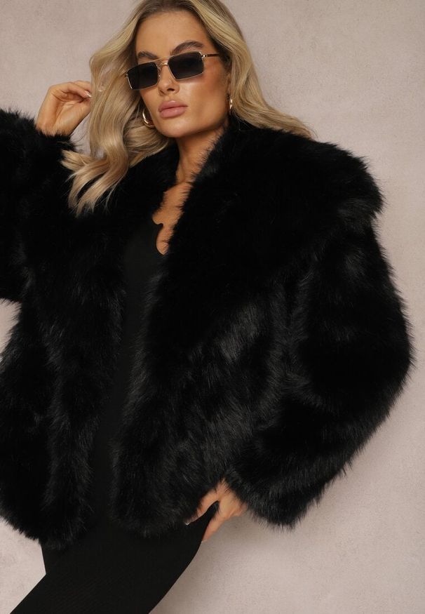 Renee - Czarna Kurtka Futro z Długim Włosiem Zelita. Okazja: na imprezę, na co dzień. Kolor: czarny. Materiał: futro. Długość: długie. Styl: casual, elegancki