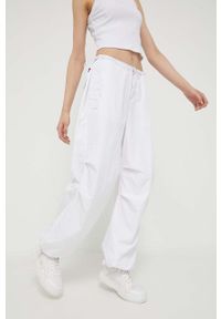 Tommy Jeans spodnie damskie kolor biały szerokie medium waist. Kolor: biały. Materiał: włókno, materiał #3
