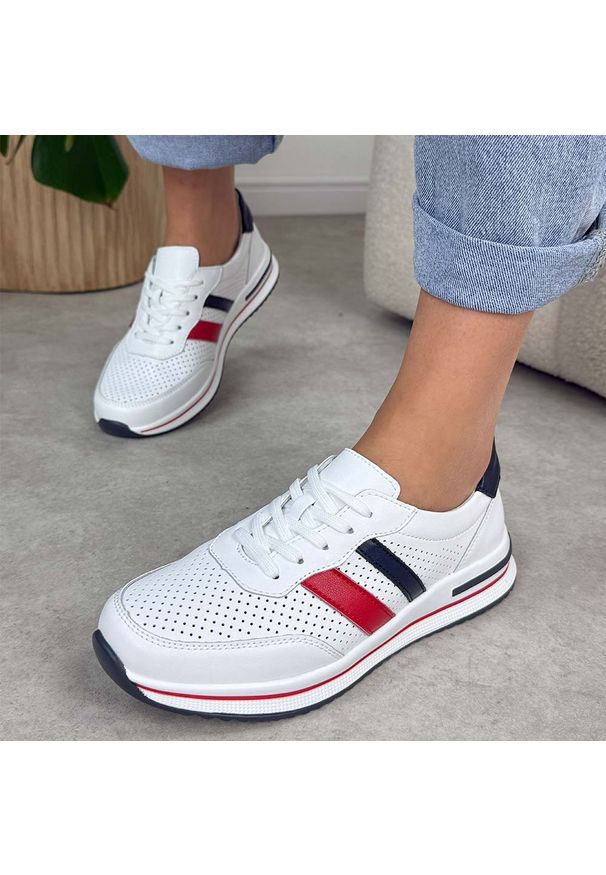 Białe ażurowe skórzane półbuty damskie S.Barski 7067. Okazja: na co dzień. Zapięcie: sznurówki. Kolor: biały. Materiał: skóra. Szerokość cholewki: normalna. Wzór: ażurowy. Sezon: wiosna, jesień, lato. Styl: casual, elegancki, klasyczny