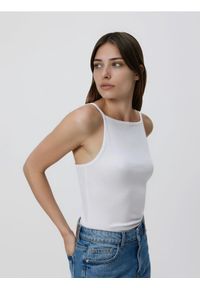 Reserved - Top z modalem - biały. Kolor: biały. Materiał: bawełna #1