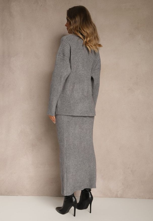 Renee - Szary Komplet z Dzianiny z Wełną w Prążki Golf i Ołówkowa Spódnica Falirea. Kolor: szary. Materiał: wełna, dzianina. Wzór: prążki