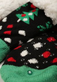 Renee - Czarno-Zielone Bawełniane Skarpety ze Świątecznym Wzorem w Mikołaje z Futerkiem Starnia. Kolor: czarny. Materiał: futro, bawełna #2