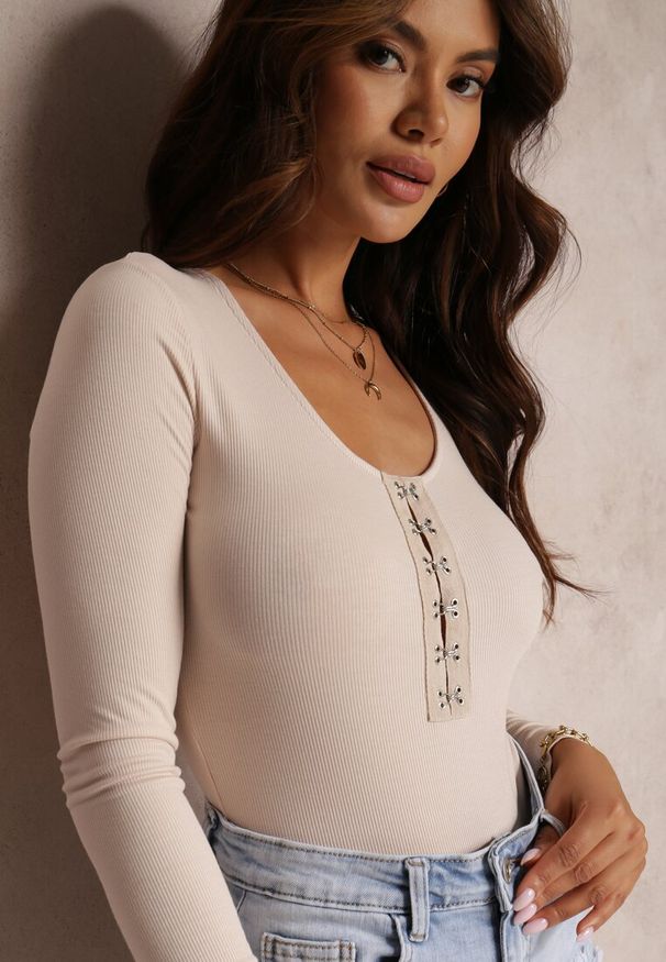 Renee - Jasnobeżowe Body Kysea. Okazja: na imprezę, na randkę. Kolor: beżowy. Materiał: dzianina. Długość rękawa: długi rękaw. Długość: długie. Wzór: prążki