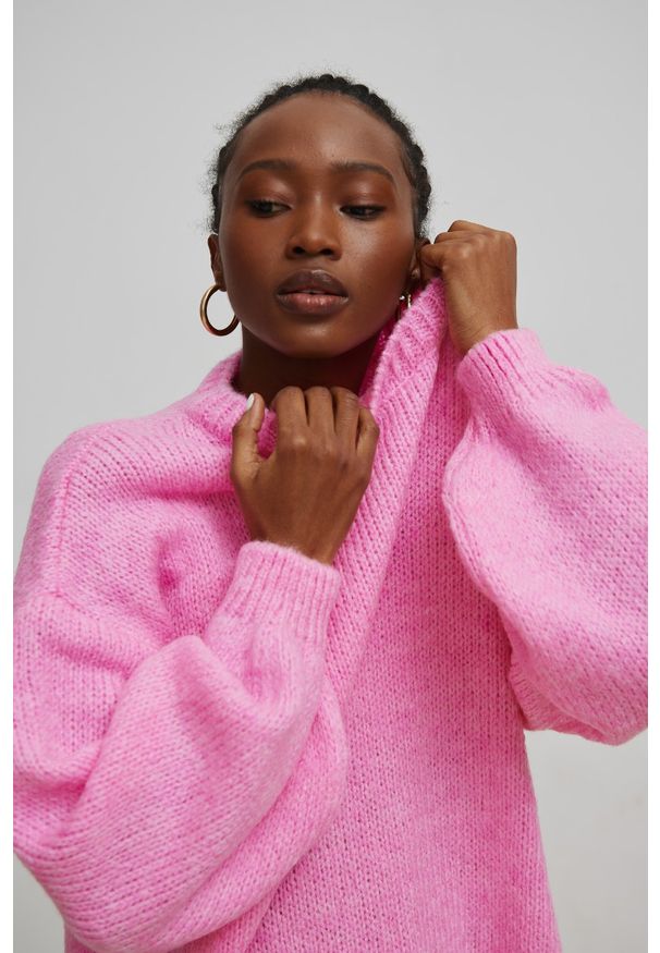 Marsala - Sweter oversize z bufiastym rękawem NEON PINK - RIVERO. Okazja: na co dzień. Materiał: wełna, akryl. Sezon: zima, lato, jesień, wiosna. Styl: casual