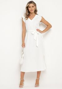 Born2be - Biała Sukienka Wiązana w Pasie z Rękawem z Falbanką z Rozcięciami i Cyrkoniami Fernesta. Okazja: do pracy. Typ kołnierza: kołnierz z falbankami. Kolor: biały. Wzór: aplikacja. Styl: wizytowy, elegancki #4