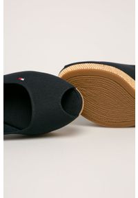 TOMMY HILFIGER - Tommy Hilfiger sandały damskie kolor granatowy na koturnie. Nosek buta: okrągły. Zapięcie: klamry. Kolor: niebieski. Obcas: na koturnie #3