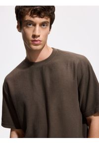 Reserved - Strukturalny t-shirt relaxed fit - brązowy. Kolor: brązowy. Materiał: bawełna, dzianina