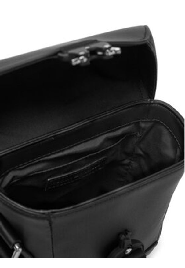 TOMMY HILFIGER - Tommy Hilfiger Saszetka Th Modern Flap Mini Reporter AM0AM13940 Czarny. Kolor: czarny. Materiał: skóra