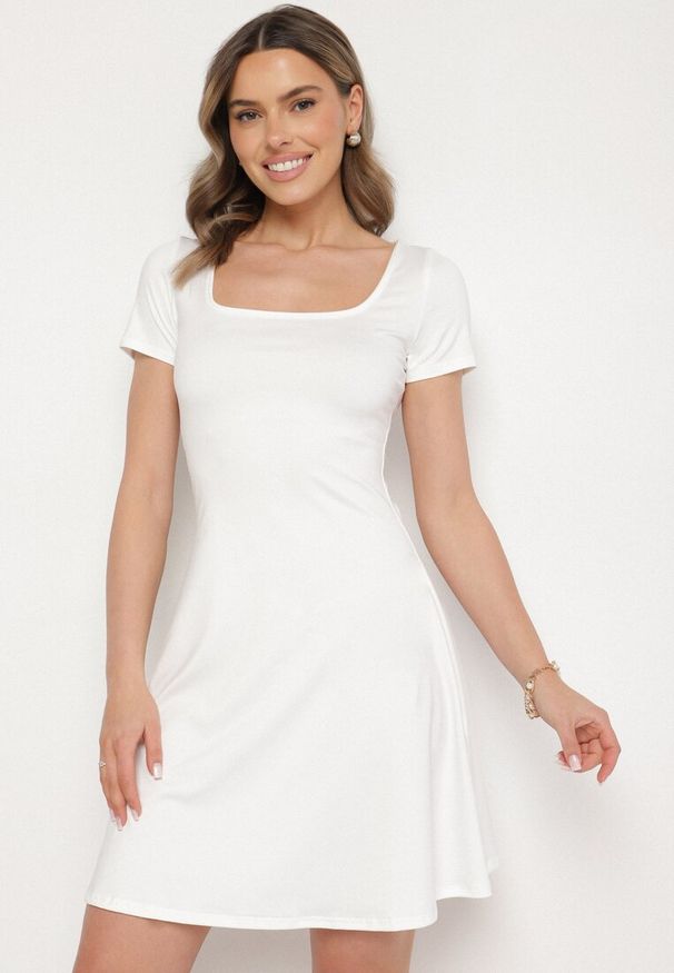 Born2be - Biała Rozkloszowana Sukienka z Wiskozą i Kwadratowym Dekoltem Milirella. Okazja: na co dzień. Typ kołnierza: dekolt kwadratowy. Kolor: biały. Materiał: wiskoza. Styl: casual, klasyczny, elegancki
