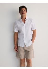 Reserved - Koszula regular z krótkim rękawem - biały. Kolor: biały. Materiał: bawełna. Długość rękawa: krótki rękaw. Długość: krótkie