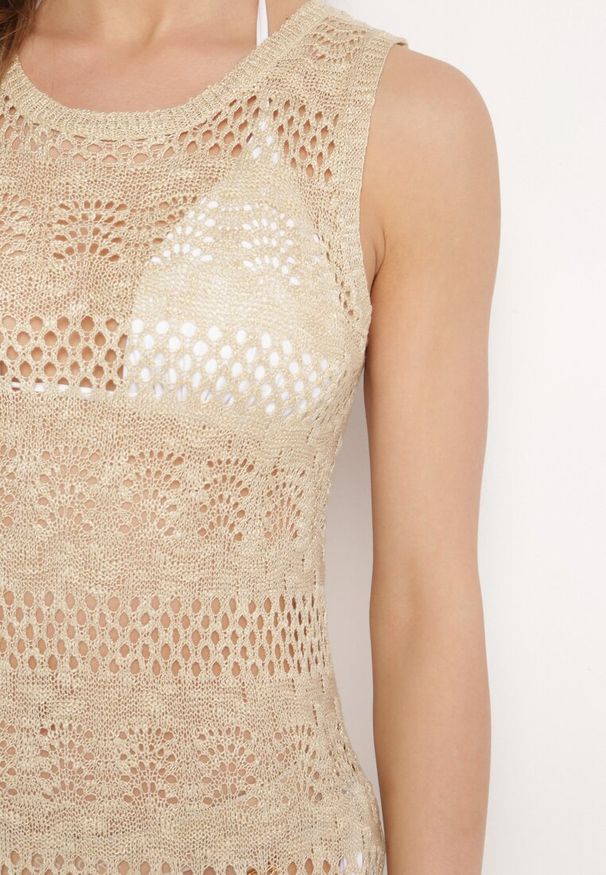 Born2be - Beżowa Dopasowana Sukienka z Ażurowego Materiału Wykończona Metaliczną Nitką Trinesa. Okazja: na wesele, na co dzień, na ślub cywilny, na imprezę. Kolor: beżowy. Materiał: materiał. Wzór: ażurowy. Typ sukienki: proste. Styl: casual, elegancki