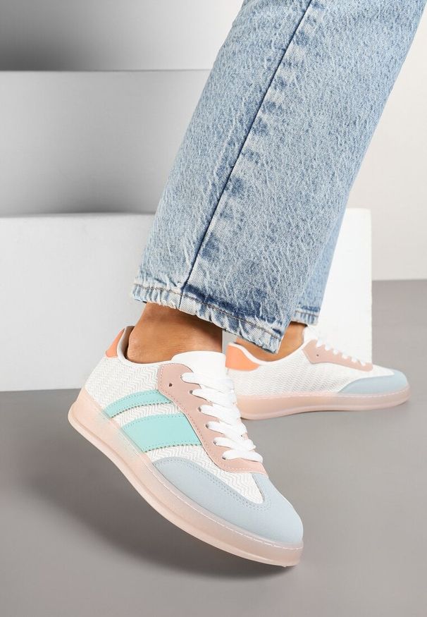 Born2be - Biało-Niebieskie Sneakersy Tenisówki z Geometrycznym Wzorem Eleamila. Okazja: na co dzień. Zapięcie: sznurówki. Kolor: biały. Materiał: jeans. Wzór: geometria