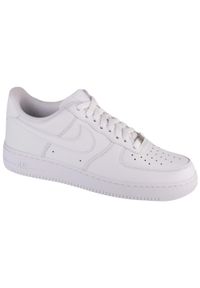 Buty do chodzenia męskie Nike Air Force 1 07. Zapięcie: sznurówki. Kolor: biały. Materiał: skóra, syntetyk, tkanina, materiał. Szerokość cholewki: normalna. Model: Nike Air Force. Sport: turystyka piesza