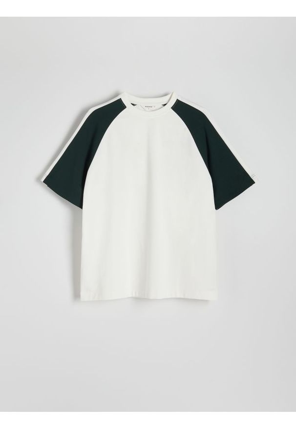 Reserved - T-shirt oversize z raglanowym rękawem - złamana biel. Materiał: bawełna, dzianina. Długość rękawa: raglanowy rękaw
